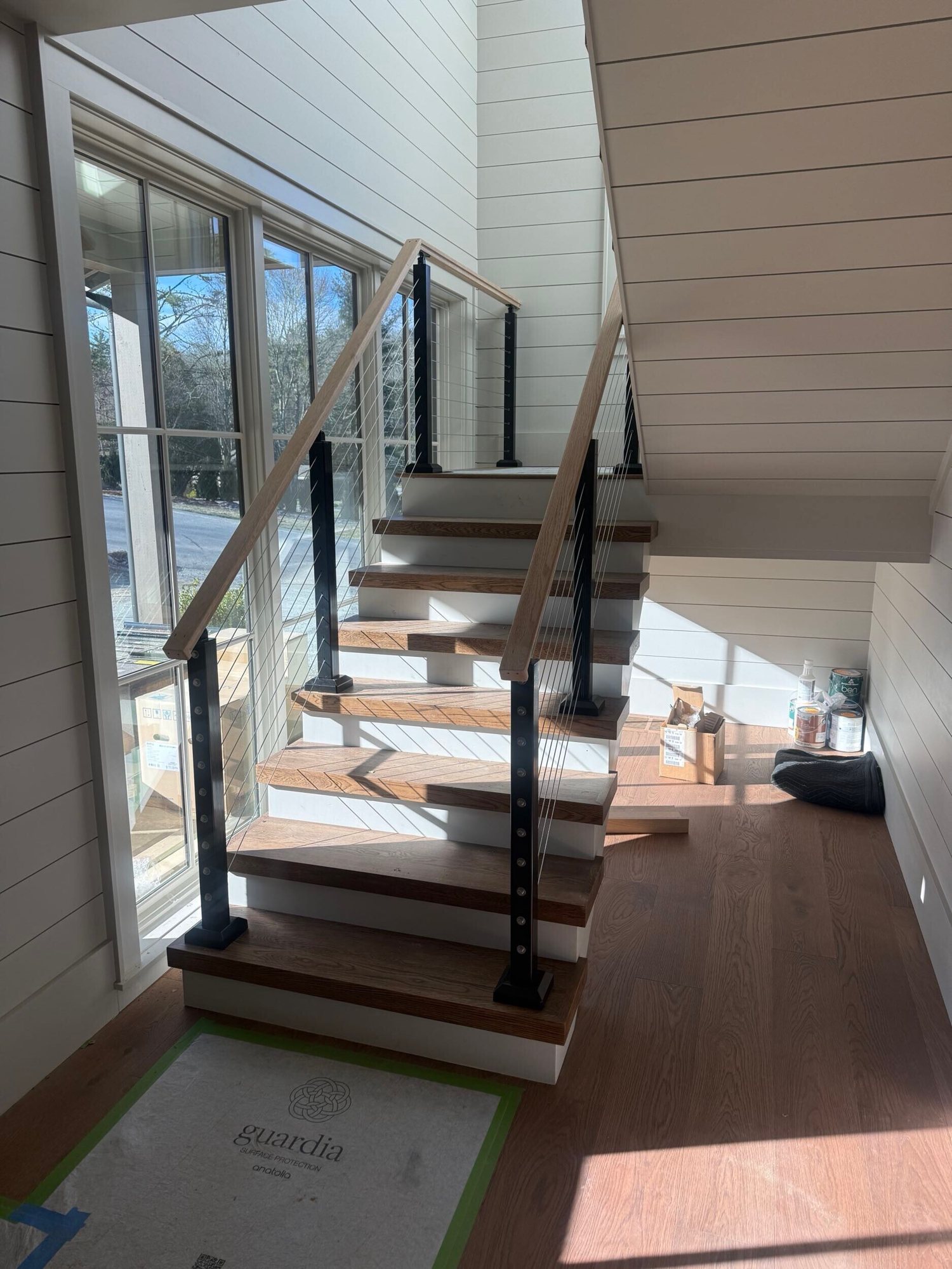 Floating staircase with glass rail